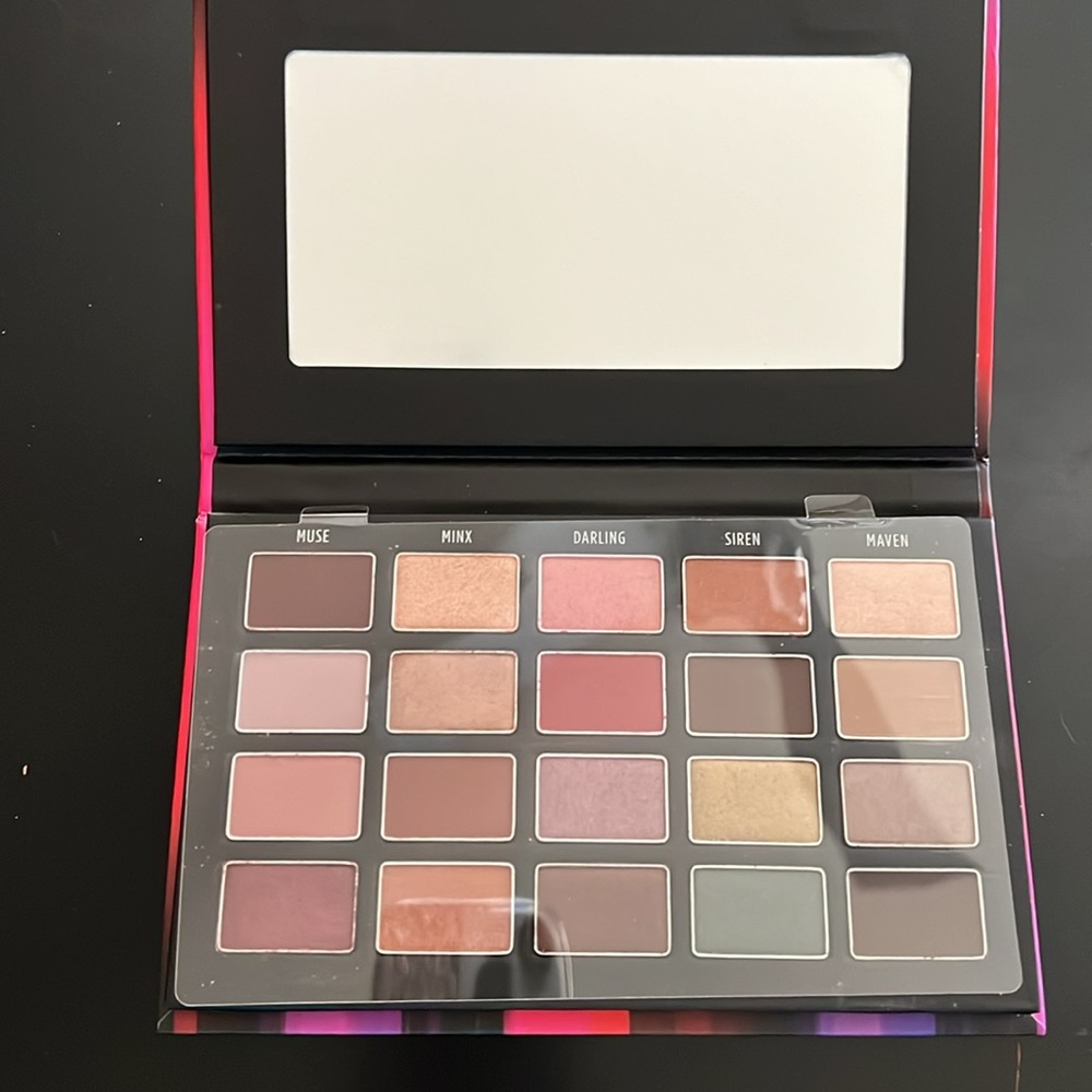 AVON fmg glimmer eye shadow palette NIB